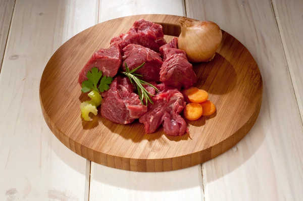 Gulasz z surowego mięsa z składników — Zdjęcie stockowe