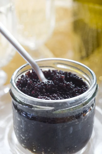 Kaviar auf Kristallschale — Stockfoto