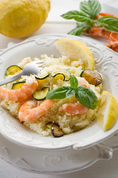 Couscous med räkor och zucchini — Stockfoto