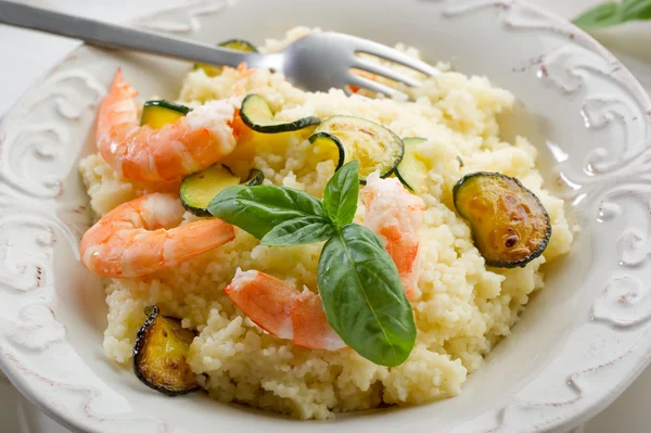 Couscous med räkor och zucchini — Stockfoto