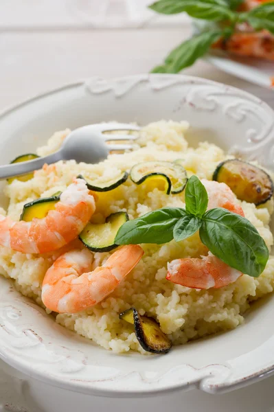 Couscous mit Garnelen und Zucchinis — Stockfoto