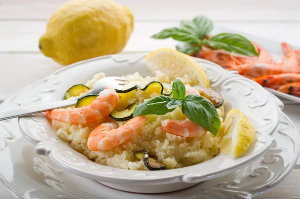 Couscous with shrimp and zucchinis — Stock Photo, Image