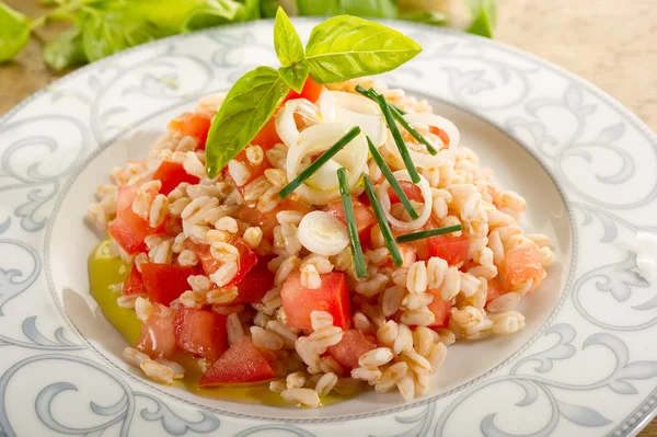 Spelt salad with sliced tomatoes — Stock Photo, Image