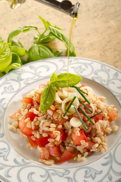 スペルト小麦のスライス トマト サラダ — ストック写真