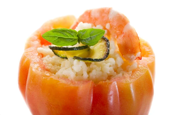 Otevřít rajčaty kuskus krevety a cuketa — Stock fotografie