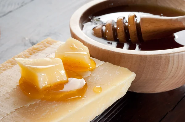 Honig und Käse — Stockfoto
