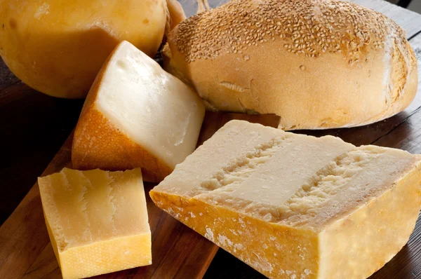 Разнообразие итальянского сыра — стоковое фото