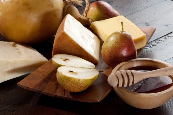 Peras de mel e queijo — Fotografia de Stock