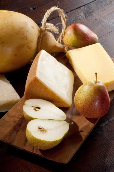 Груши и сыр — стоковое фото