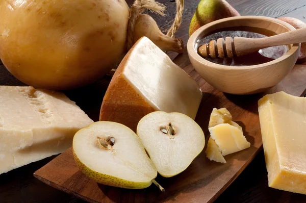 Honey pears and cheese — Stock Photo, Image