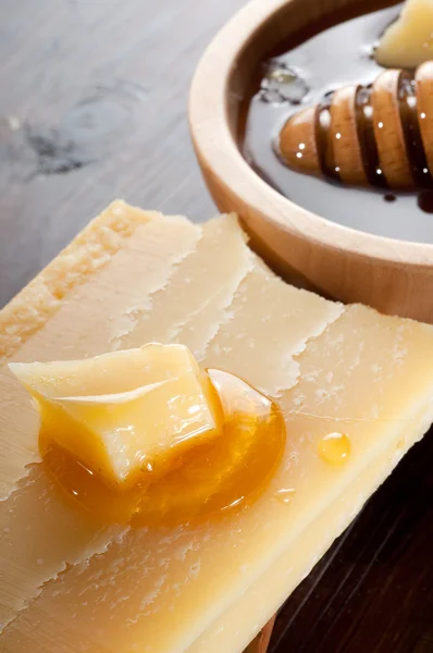 Honey and cheese — Stock Photo, Image