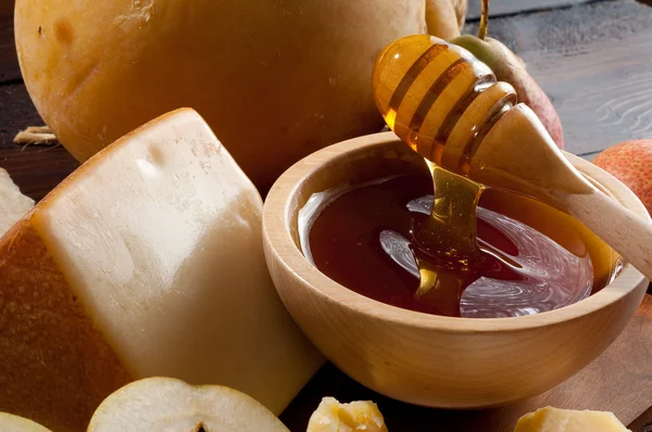 Peras de mel e queijo — Fotografia de Stock