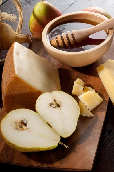 蜜梨和奶酪 — 图库照片