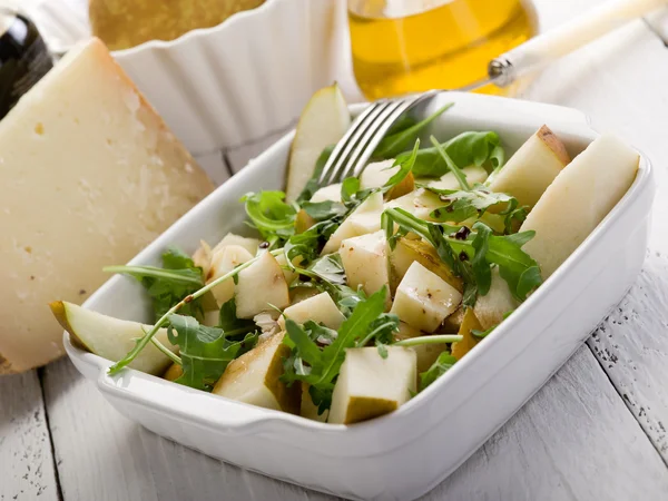 Cheese and pears salad with baslamic vinegar and olive oil — Stock Photo, Image