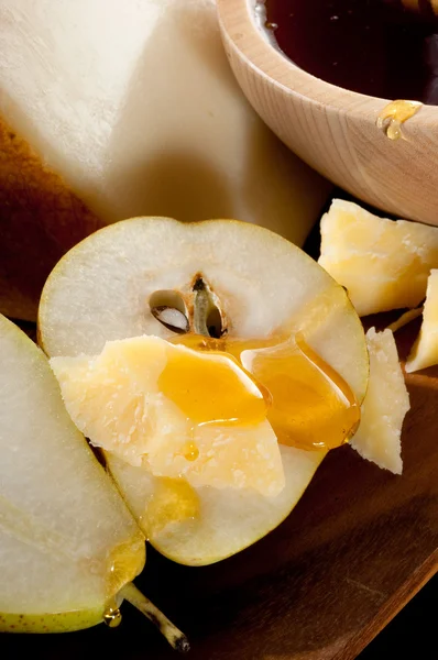 蜜梨和奶酪 — 图库照片