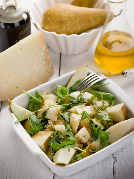 Салат з сиром і грушами з базальтовим оцтом та оливковою олією — стокове фото