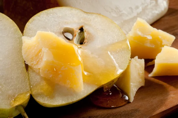 Honey pears and cheese — Stock Photo, Image