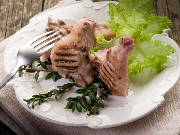 Ребро из баранины на гриле с салатом и резиной аньелло — стоковое фото