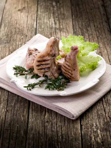 Gegrilde lamb rib met salade-costolette agnello — Stockfoto