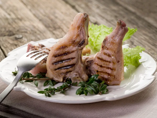 Gegrilde lamb rib met salade-costolette agnello — Stockfoto