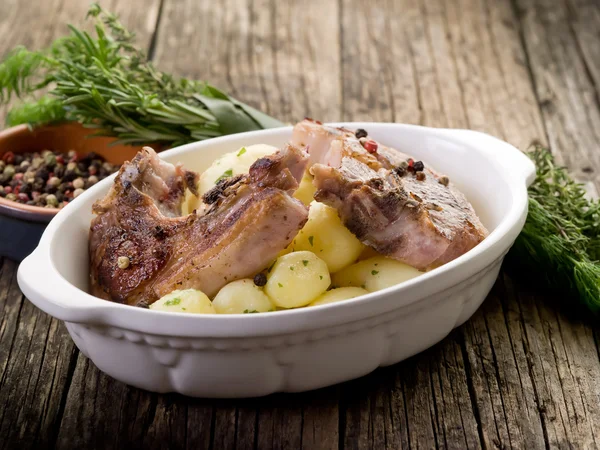 Lam rib met aardappelen-costolette agnello e patate — Stockfoto