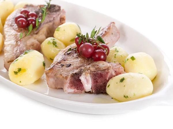 Lammrippchen mit roter Johannisbeere und Kartoffeln-costolette agnello e ribes — Stockfoto