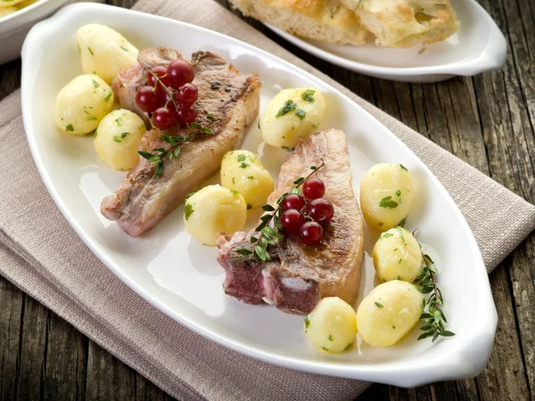 Lam rib met redcurrand en aardappelen-costolette agnello e ribes — Stockfoto