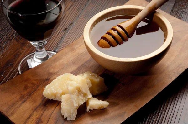 简单的下酒菜帕尔马干酪和蜂蜜 — 图库照片