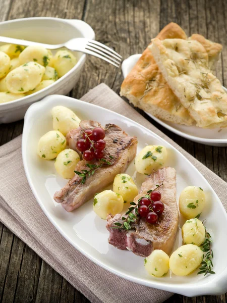 Baranek żebra z redcurrand i ziemniaki costolette agnello e ribes — Zdjęcie stockowe