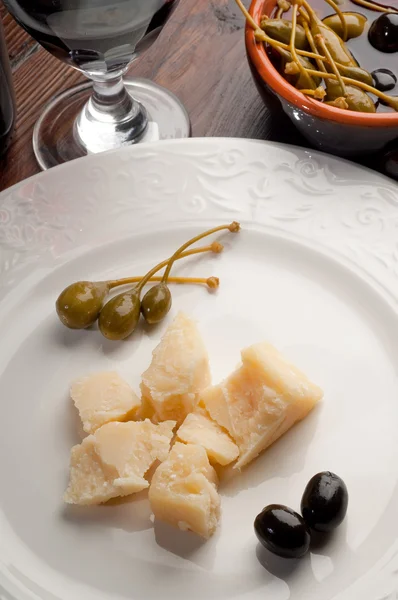 简单的下酒菜帕尔马干酪和蜂蜜 — 图库照片