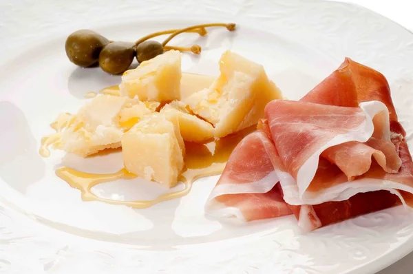 简单的下酒菜帕尔马干酪蜂蜜和帕尔马火腿 — 图库照片
