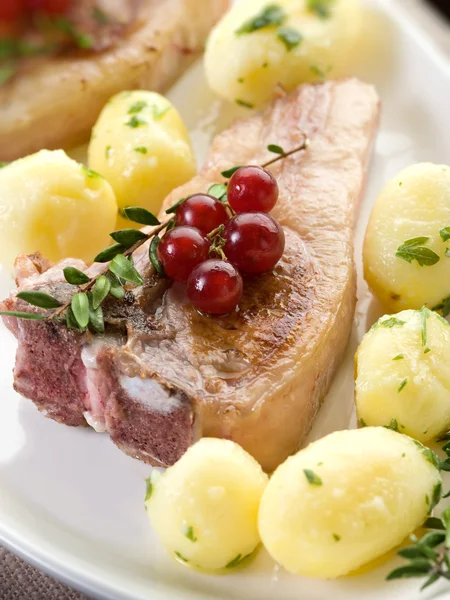 Lam rib met redcurrand en aardappelen-costolette agnello e ribes — Stockfoto