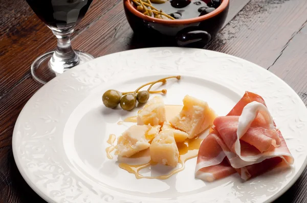 Appetizer parma cheese honey and parma ham — Stock Photo, Image