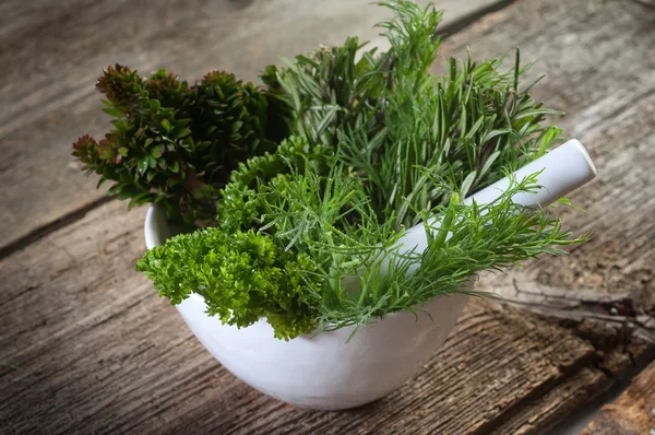 Aromatik bitki üzerinden harç erbe e mortaio — Stok fotoğraf