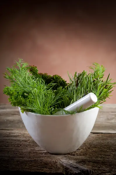 Aromatics herb over mortar-erbe e mortaio — Stock Photo, Image