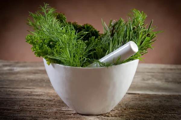 Aromatics herb over mortar-erbe e mortaio — Stock Photo, Image