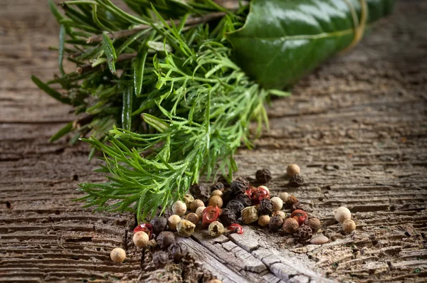Aromatik otlar ve biber erbe aromatiche e pepe — Stok fotoğraf