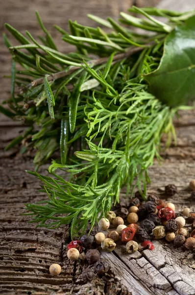 Aromatic herbs and pepper-erbe aromatiche e pepe — Stock Photo, Image