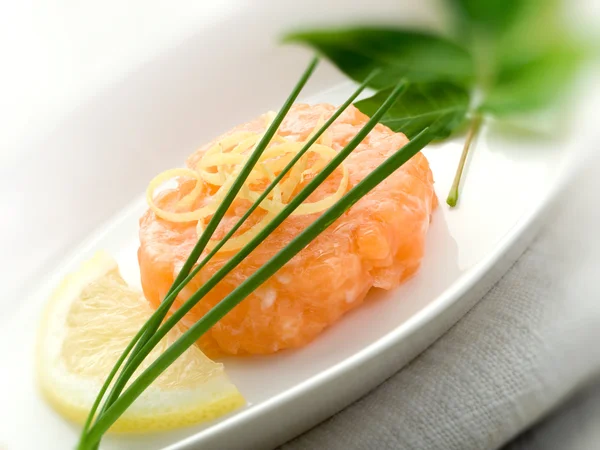 Salmon tartare with lemon and chive — Stock Photo, Image