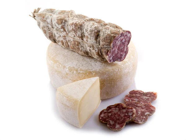 Italialainen salami ja juusto valkoisella — kuvapankkivalokuva