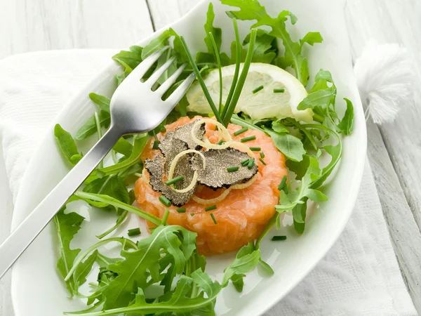 Tartare van zalm met truffel en rucola salade — Stockfoto