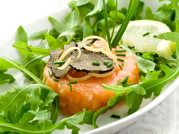 Salmon tartare with truffle and arugula salad — Stock Photo, Image