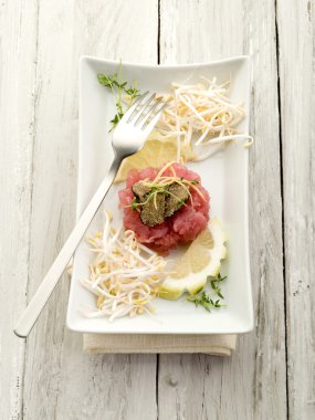 Tuna tartar mantar ve soya filizi ile