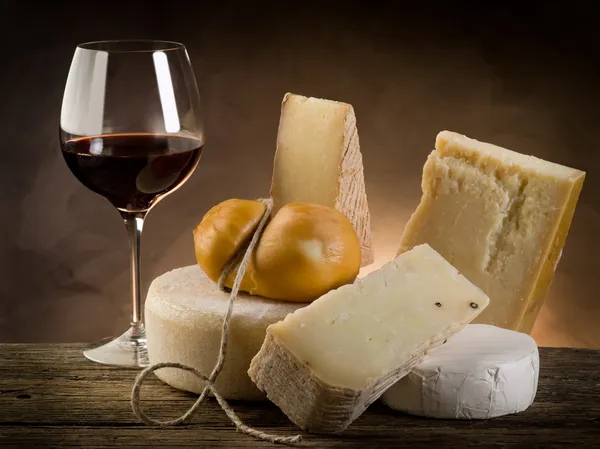 Czerwone wino i ser — Zdjęcie stockowe
