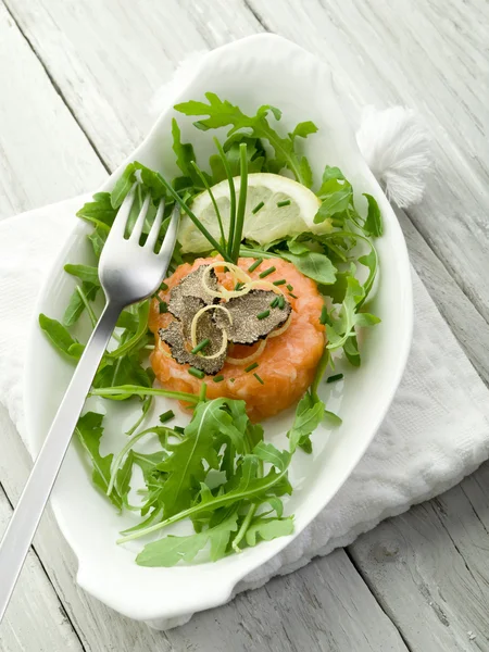Тартар из лосося с трюфелем и салатом из рукколы — стоковое фото
