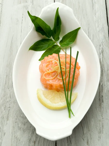 Tartare de saumon au citron et citron — Photo