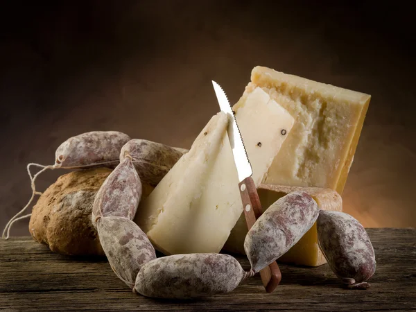 Колбаса и сыр — стоковое фото