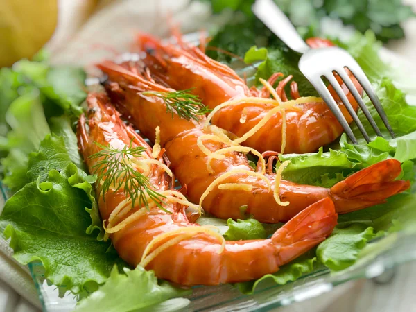 Giant shrimp with green salad — Stock Photo, Image