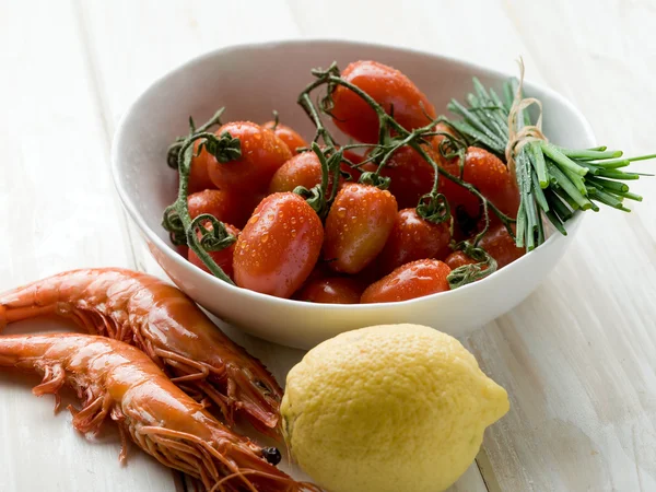 Obří krevety s rajčaty — ストック写真