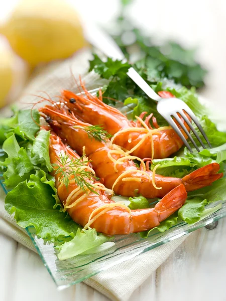 Giant shrimp with green salad — Stock Photo, Image
